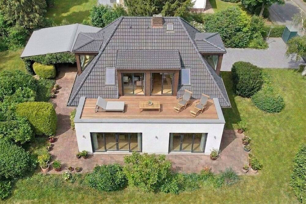 Thumbnail-Attraktives Sanierungskonzept: Einfamilienhaus in besonderer Lage Volksdorf mit großem Grundstück