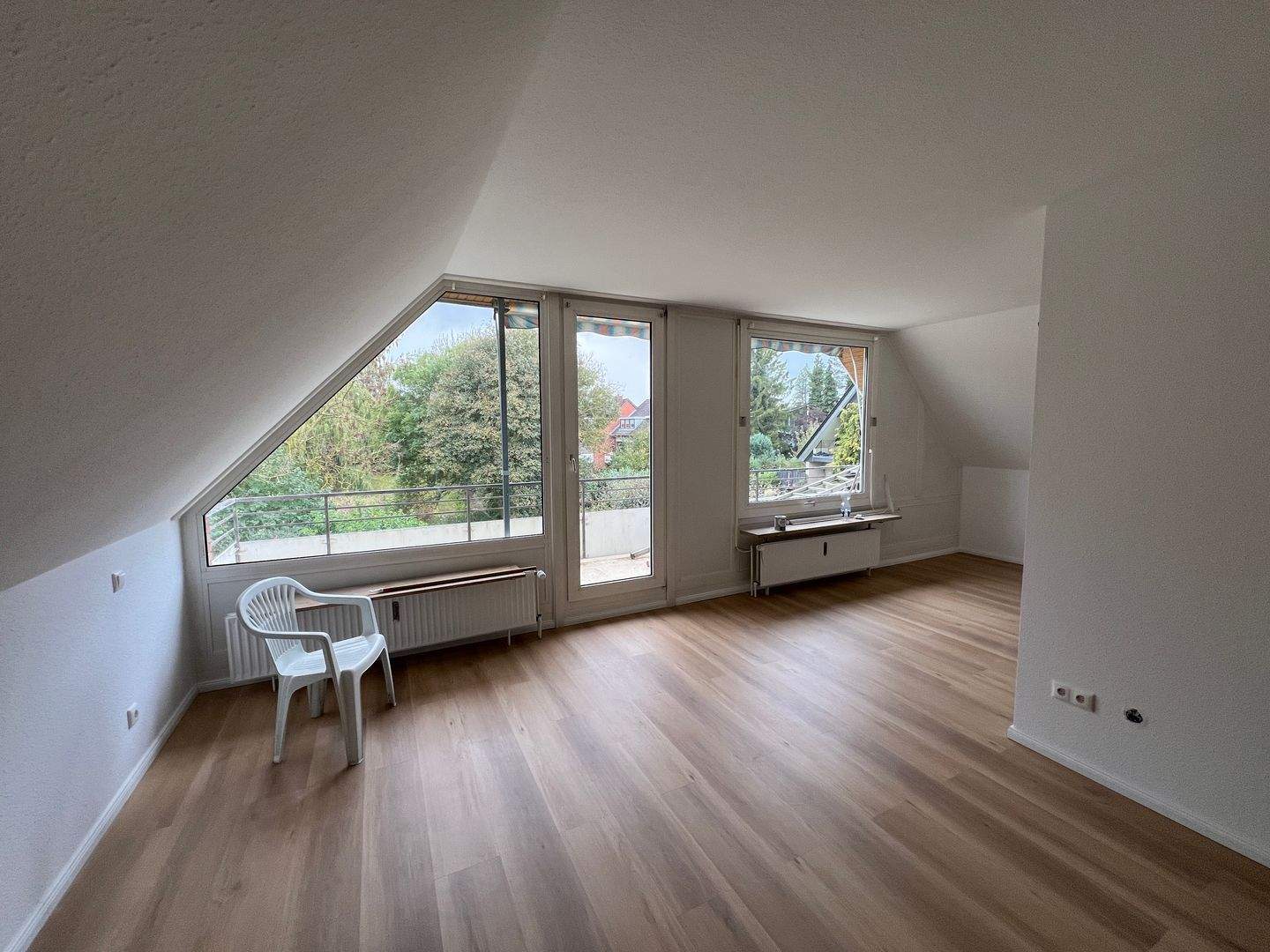 Thumbnail-Schöne renovierte Dachgeschosswohnung mit Balkon