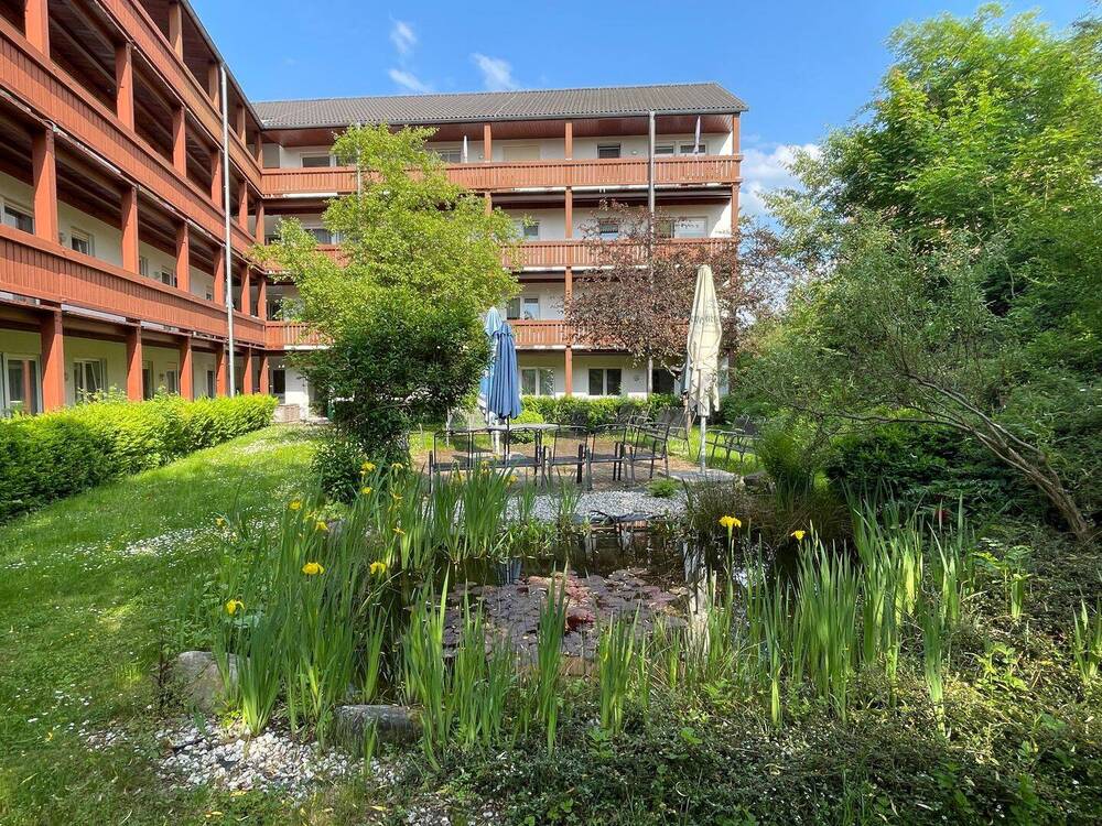 Hausansicht Rückseite mit Terrasse u. Teich