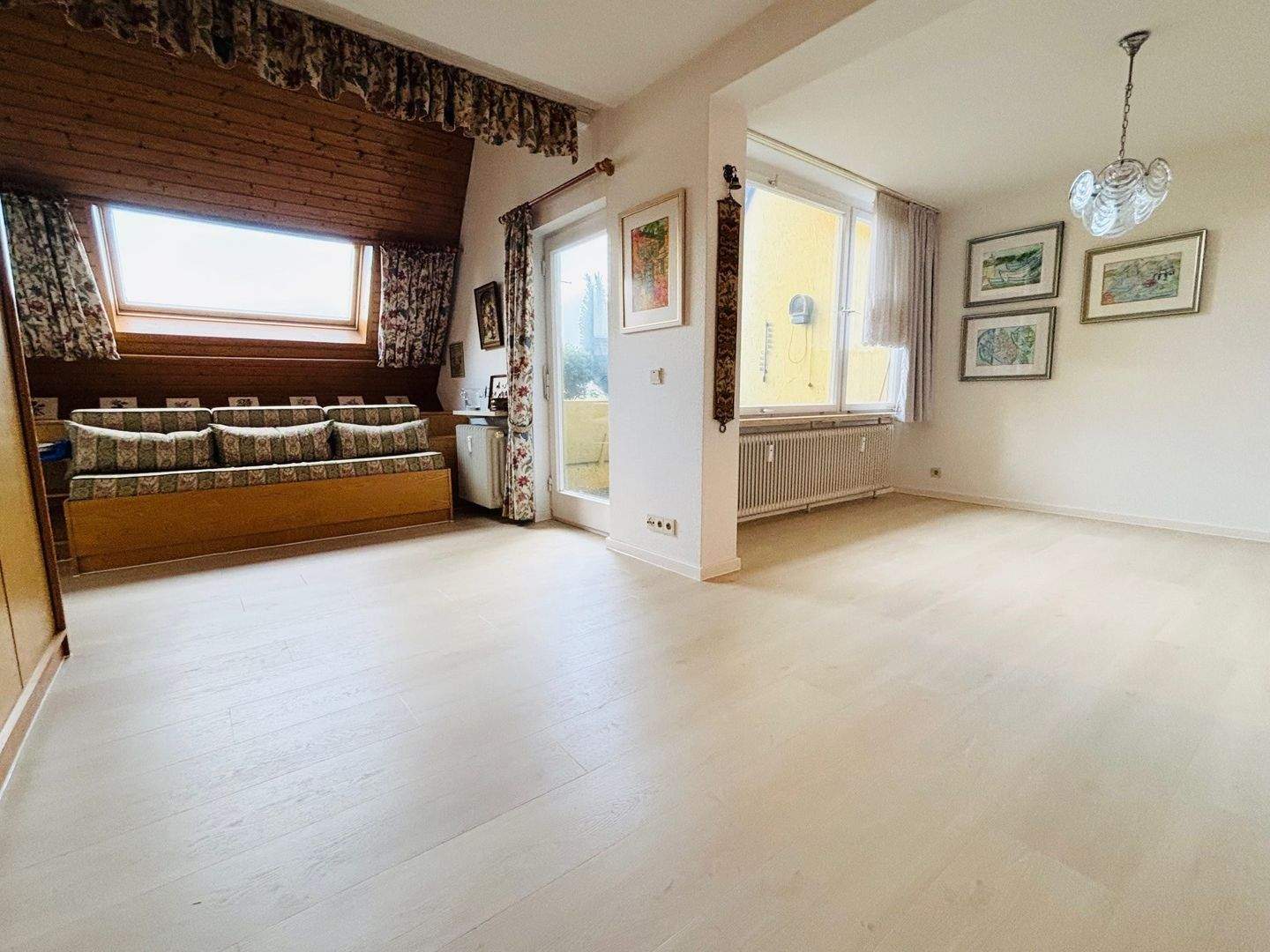 Thumbnail-Helle 1-2-Zimmer-Wohnung mit Balkon und PKW-Stellplatz