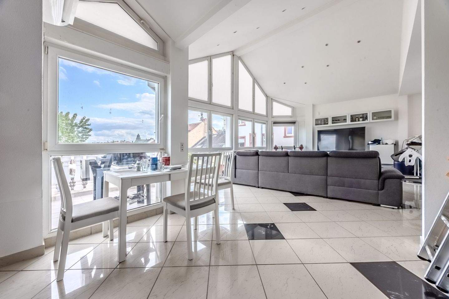 Thumbnail-Schicke 3-Zimmer-Wohnung mit Weitblick über den Dächern von Offenbach