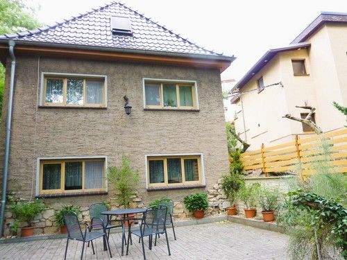 Thumbnail-- Einfamilienhaus mit Terrasse, unterkellerten Garagen und Wald -