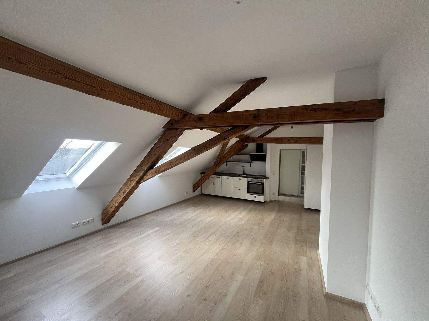 Thumbnail-Schicke 1-Zimmer-Wohnung mit EBK im Dachgeschoss