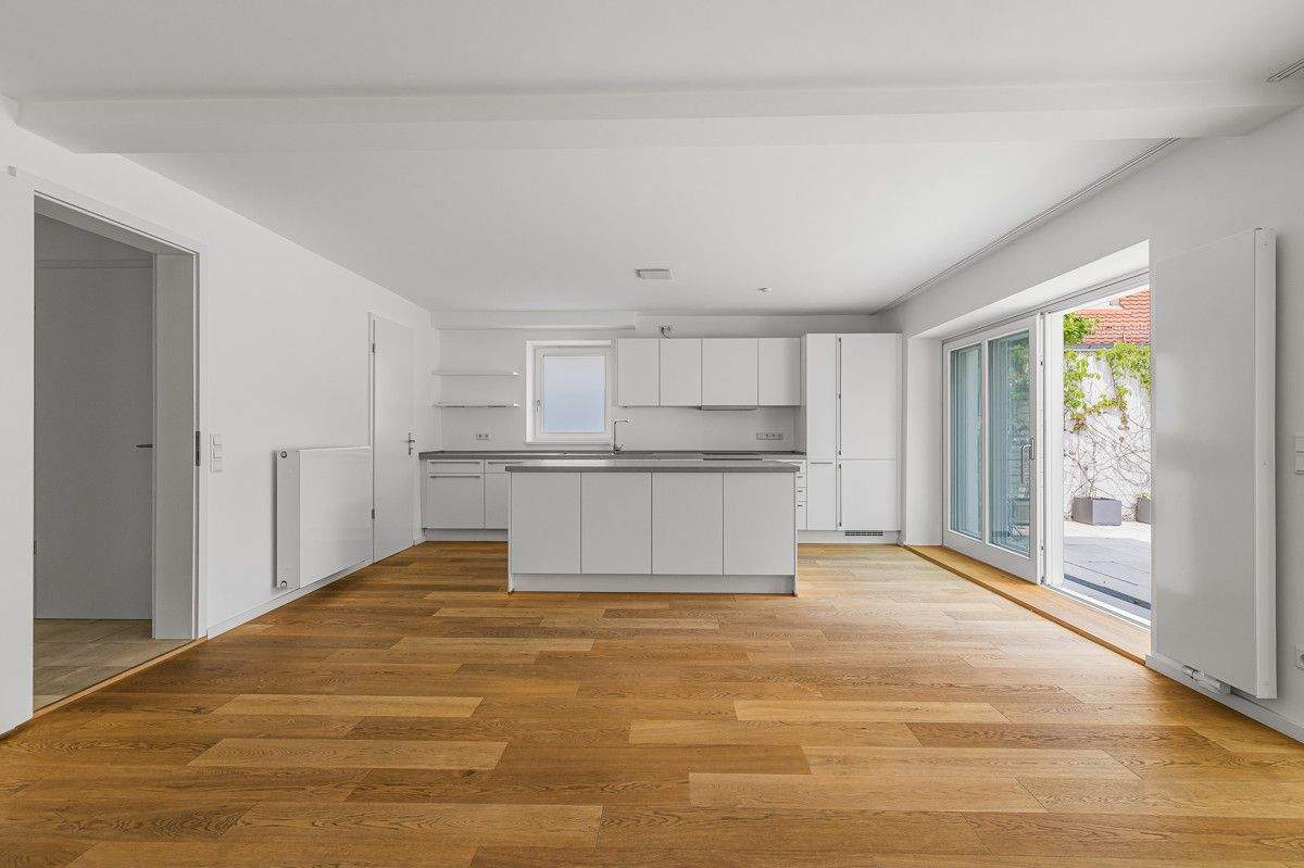 Wohnraum mit Küche und Terrasse