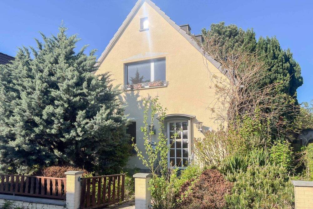 Thumbnail-Mitten in Hürth-Efferen: Sanierungsbedürftiges Haus auf gut geschnittenem Grundstück