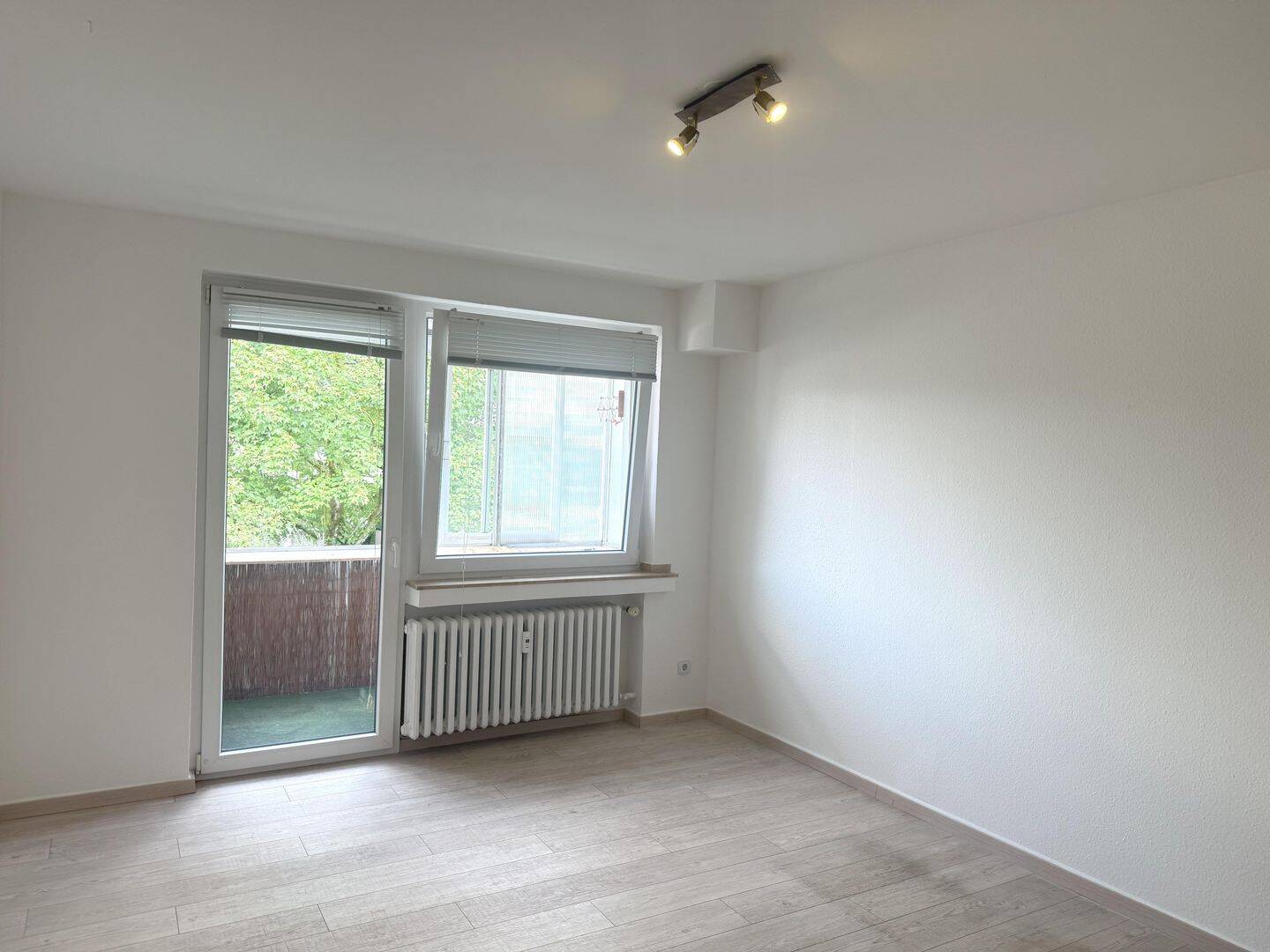 Schlafzimmer mit wintergarten-ähnlichem Balkon