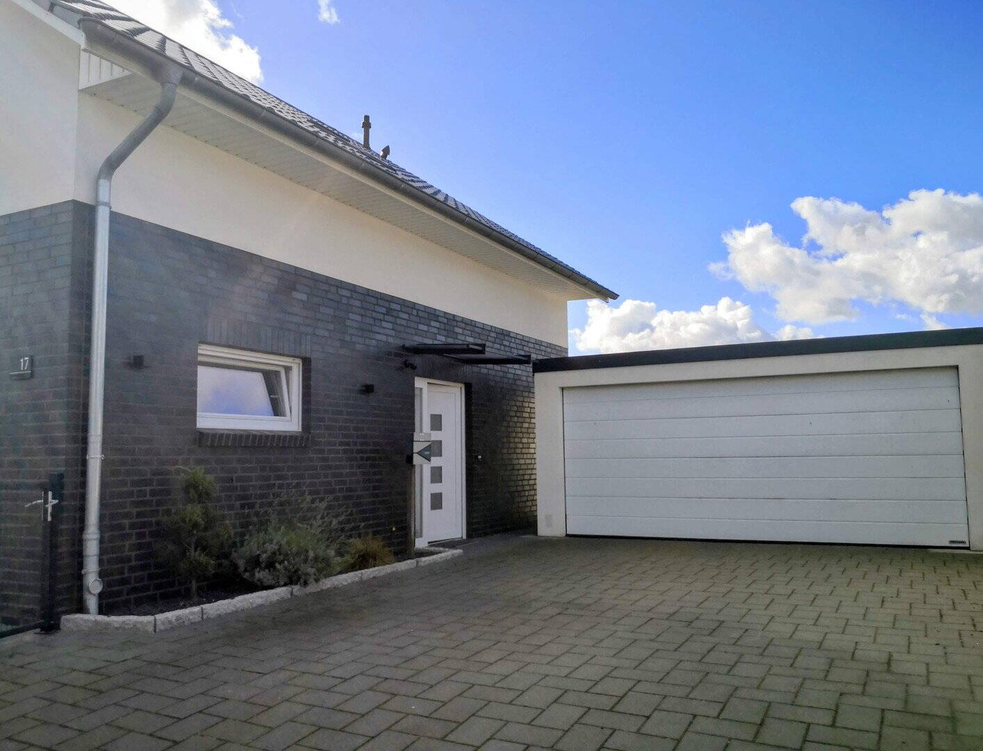 Thumbnail-Junges Einfamilienhaus mit Garten und Doppelgarage