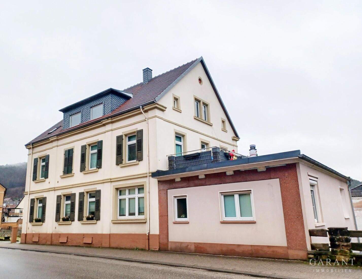 Thumbnail-Mehrfamilienhaus mit Anbau und zusätzlichem Bauplatz