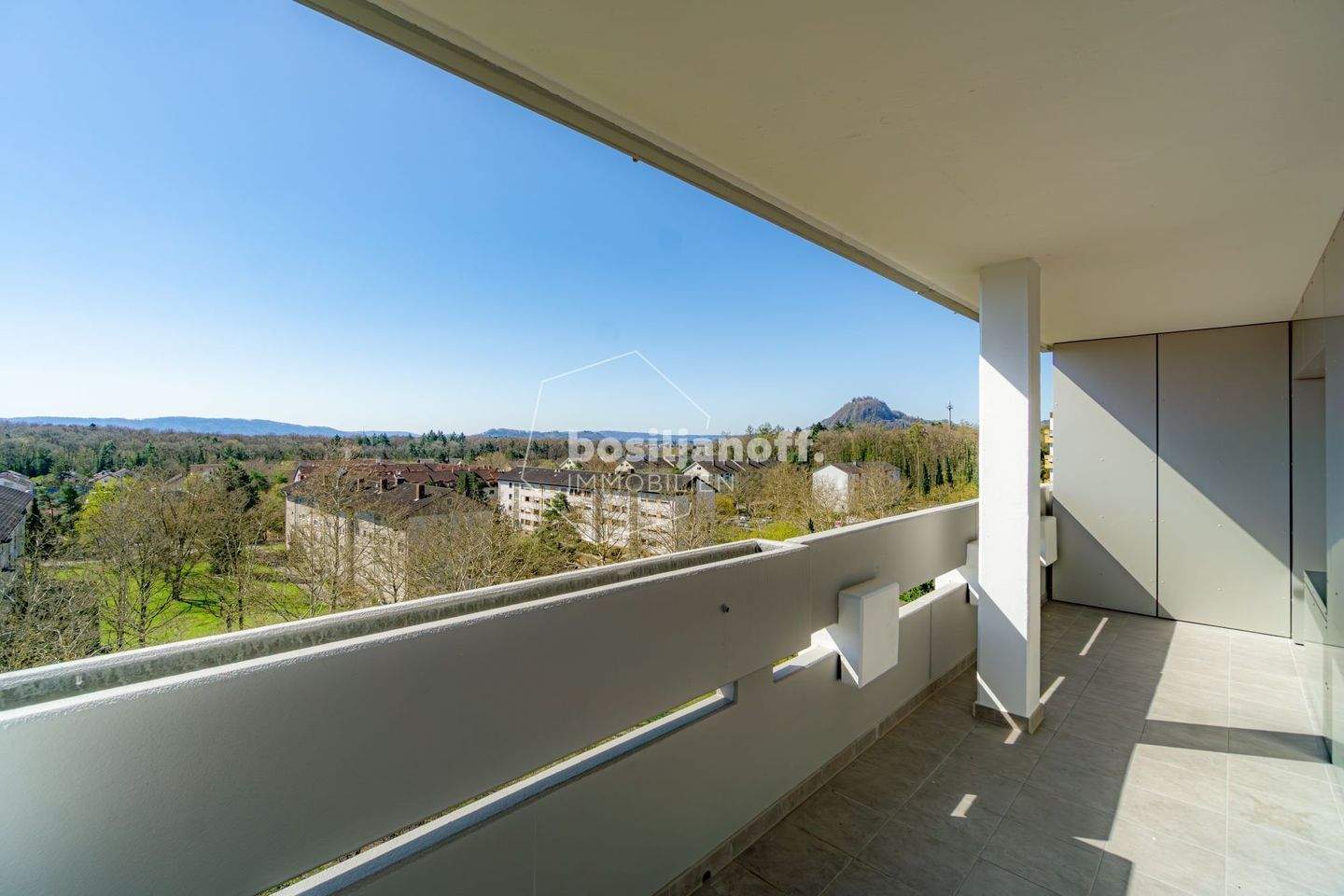 Überdachte Süd-Loggia mit Blick zum Hohentwiel