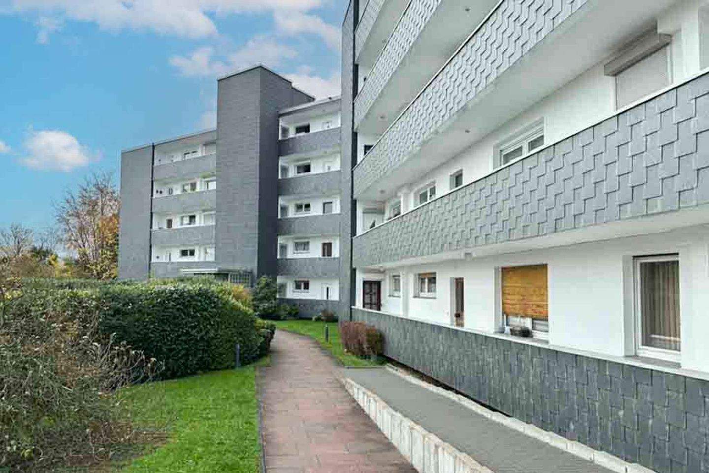 Thumbnail-Raum für Alltag & Ideen: 3-Zi.-Erdgeschosswohnung mit großem, überdachtem Balkon