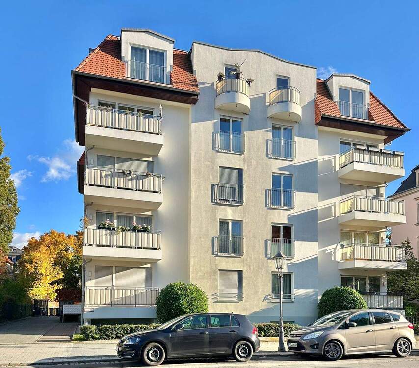 Thumbnail-Bezugsfrei zum 01.03.2026! 2-Zimmer-Dachgeschosswohnung mit 2 Balkonen, Aufzug und TG-Stellplatz