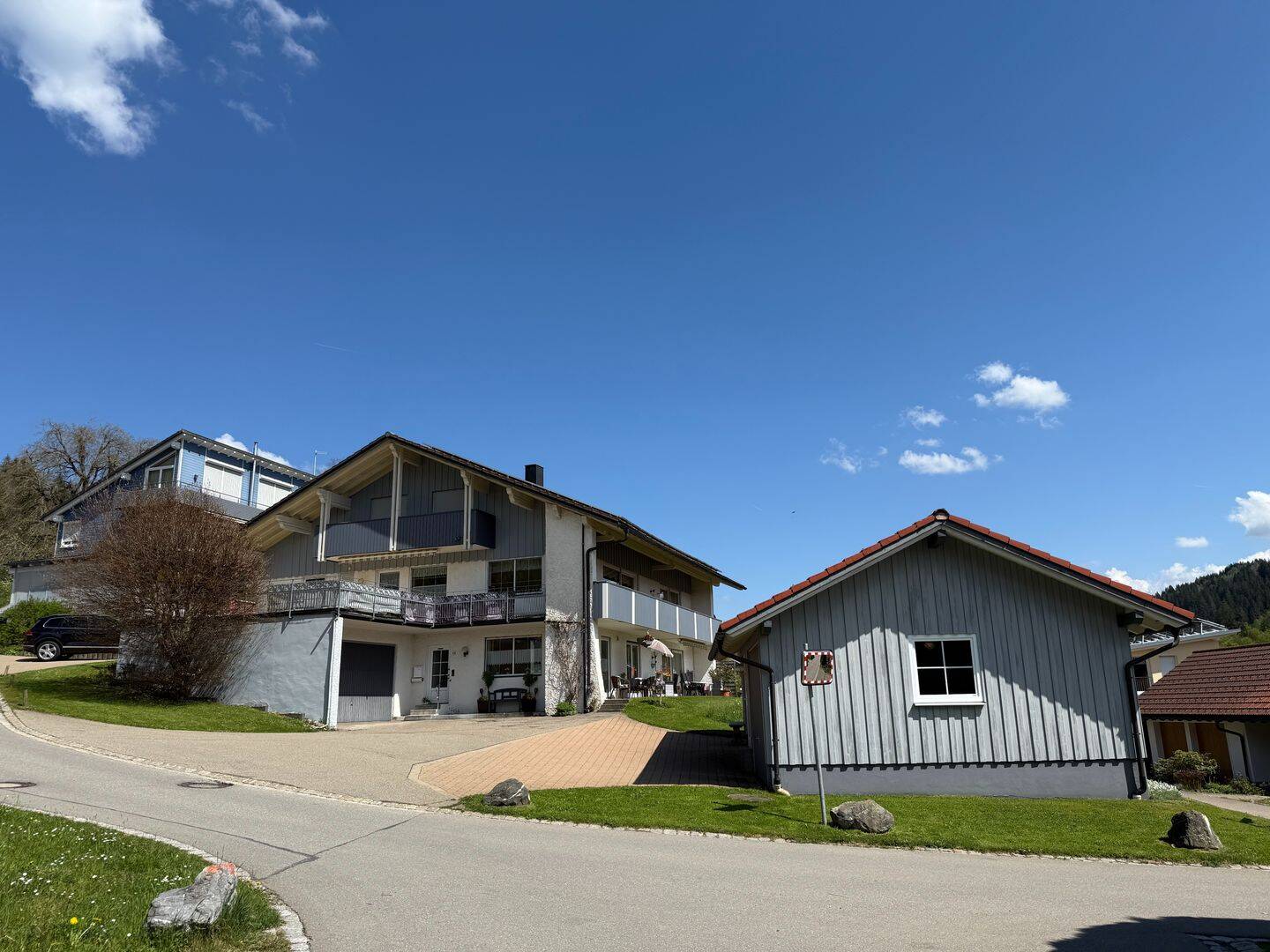 Thumbnail-Großes Mehrfamilienhaus in toller, ländlicher Lage mit Weitblick, incl. Bauplatz !
