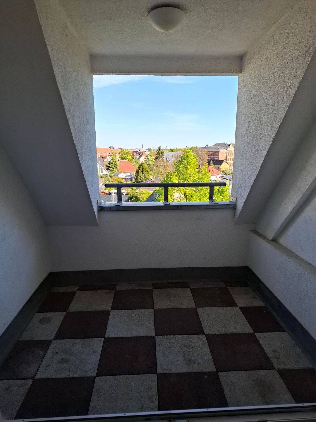 Thumbnail-Über den Dächern - offene Dachgeschosswohnung mit 2 Zimmern, Loggia und Dachboden