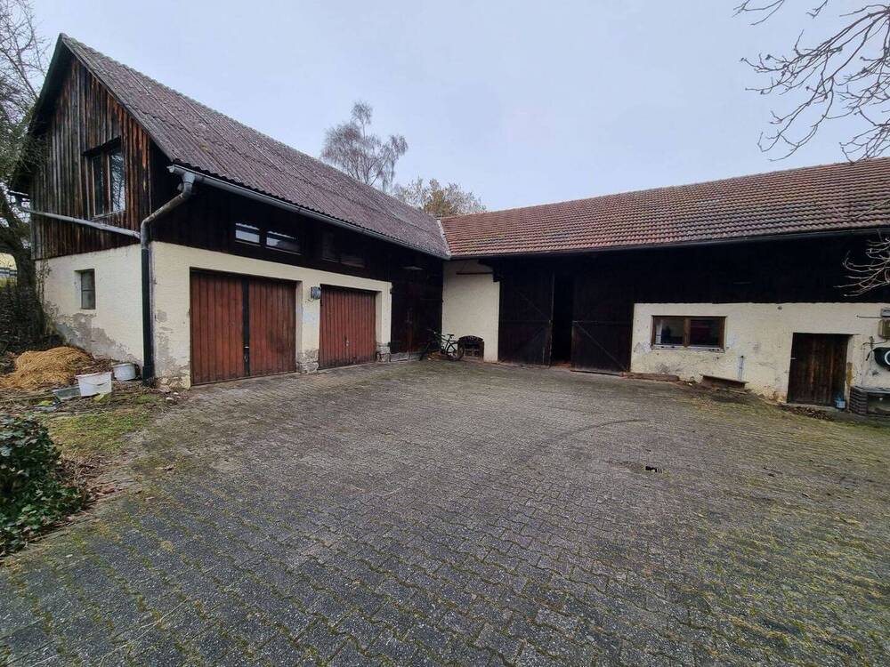 Thumbnail-Großes Grundstück mit renovierungsbedürftigem Wohnhaus, Stall und Garagen