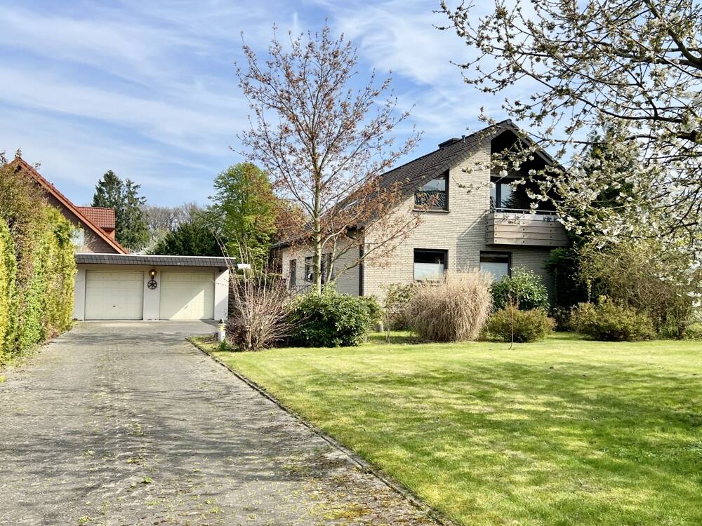 Thumbnail-Einfamilienhaus mit großem Garten und Doppelgarage