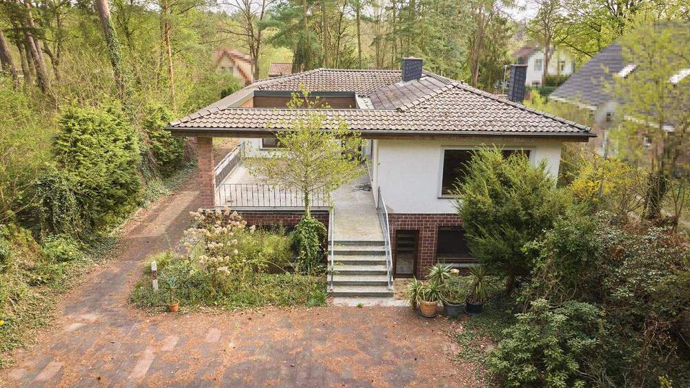 Thumbnail-Charmantes Einfamilienhaus mit Indoor-Pool & großem Grundstück - viel Potenzial!