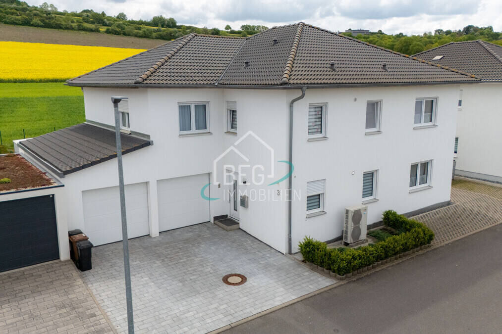 Thumbnail-Modernes Zweifamilienhaus mit gepflegtem Außenbereich und Doppelgarage