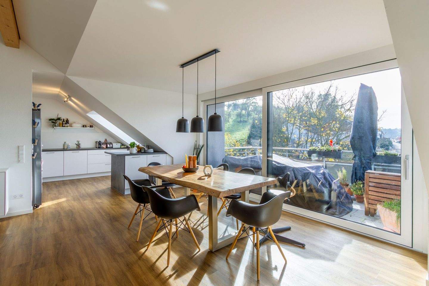 Thumbnail-Mit Weitblick: traumhafte 3-Zimmer-DG-Wohnung in attraktiver Lage