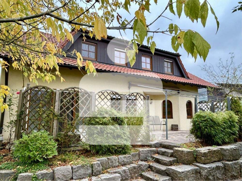 Thumbnail-Familienidyll - vielseitig, gepflegt und bezugsbereit!...1-2-FH mit Doppelgarage in Wachenroth