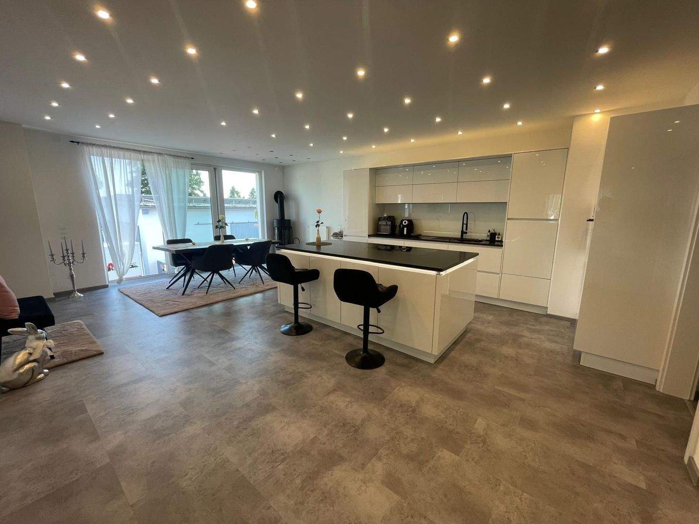 Thumbnail-Großzügiges Anwesen bebaut mit einem 5 Parteien-Haus, Garagen und Lagerhallen unweit der A7 in Ebnat