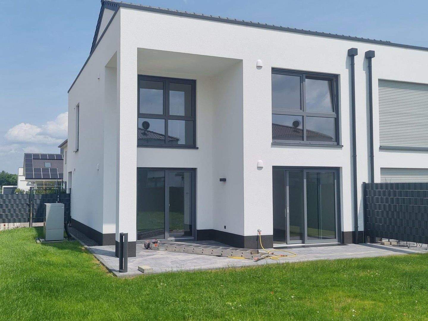 Thumbnail-Moderne Doppelhaushälfte mit schönem Garten