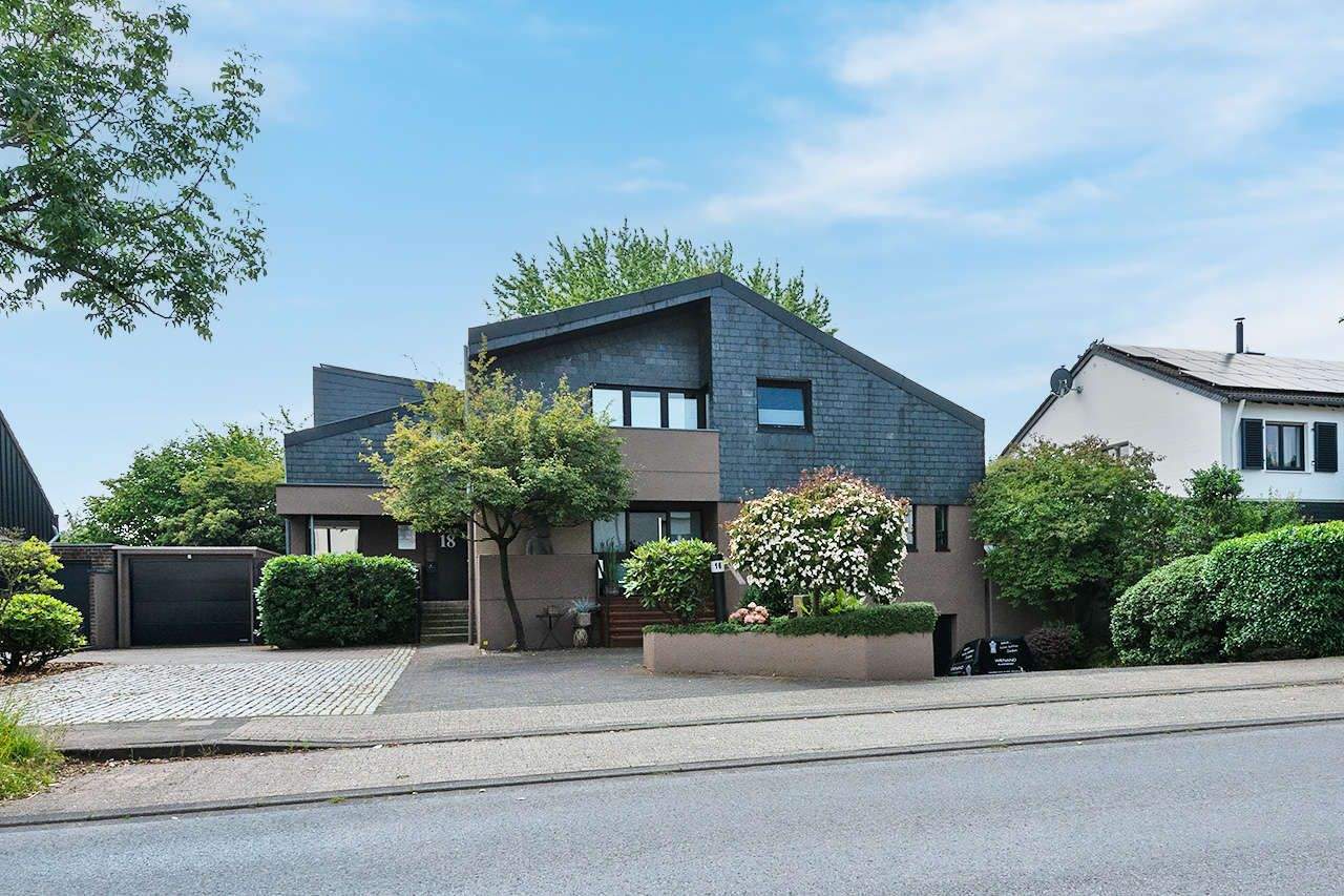 Thumbnail-PHI AACHEN - Sonnenverwöhntes Wohnglück mit Einliegerwohnung, Spa-Bereich und Garagen in Aachen!