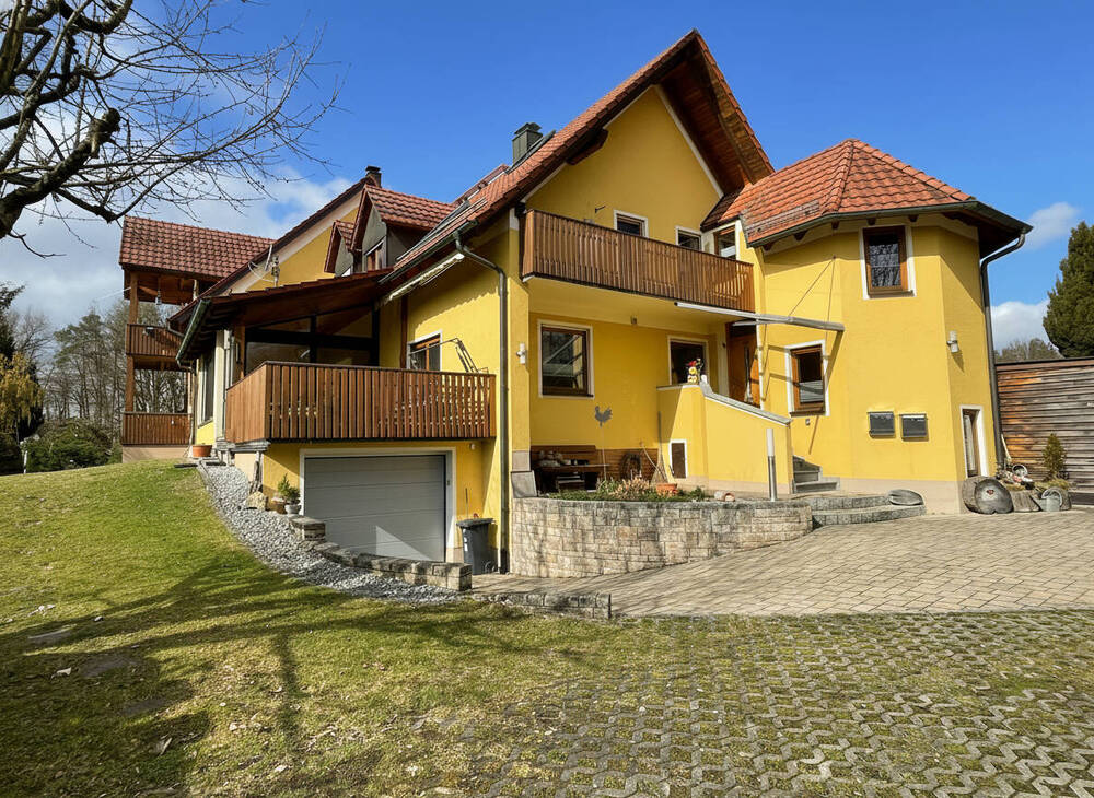 Thumbnail-Ruhig gelegen & großzügig geschnittene 4-Zimmer-EG-Wohnung mit zwei Kfz-Stellplätzen bei Berg