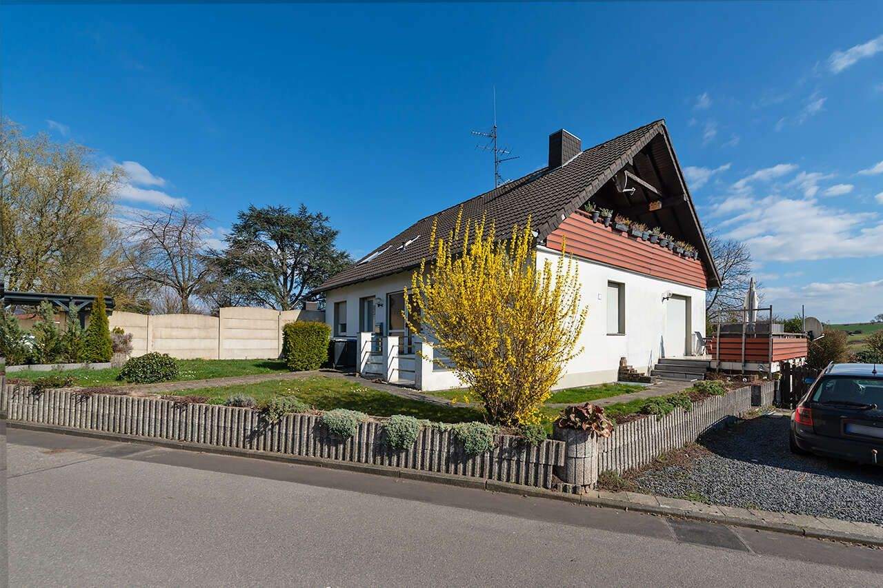 Thumbnail-PHI AACHEN - Gepflegter 3-Zimmer-Wohntraum mit Loggia und Carport in idyllischer Lage von Würselen!