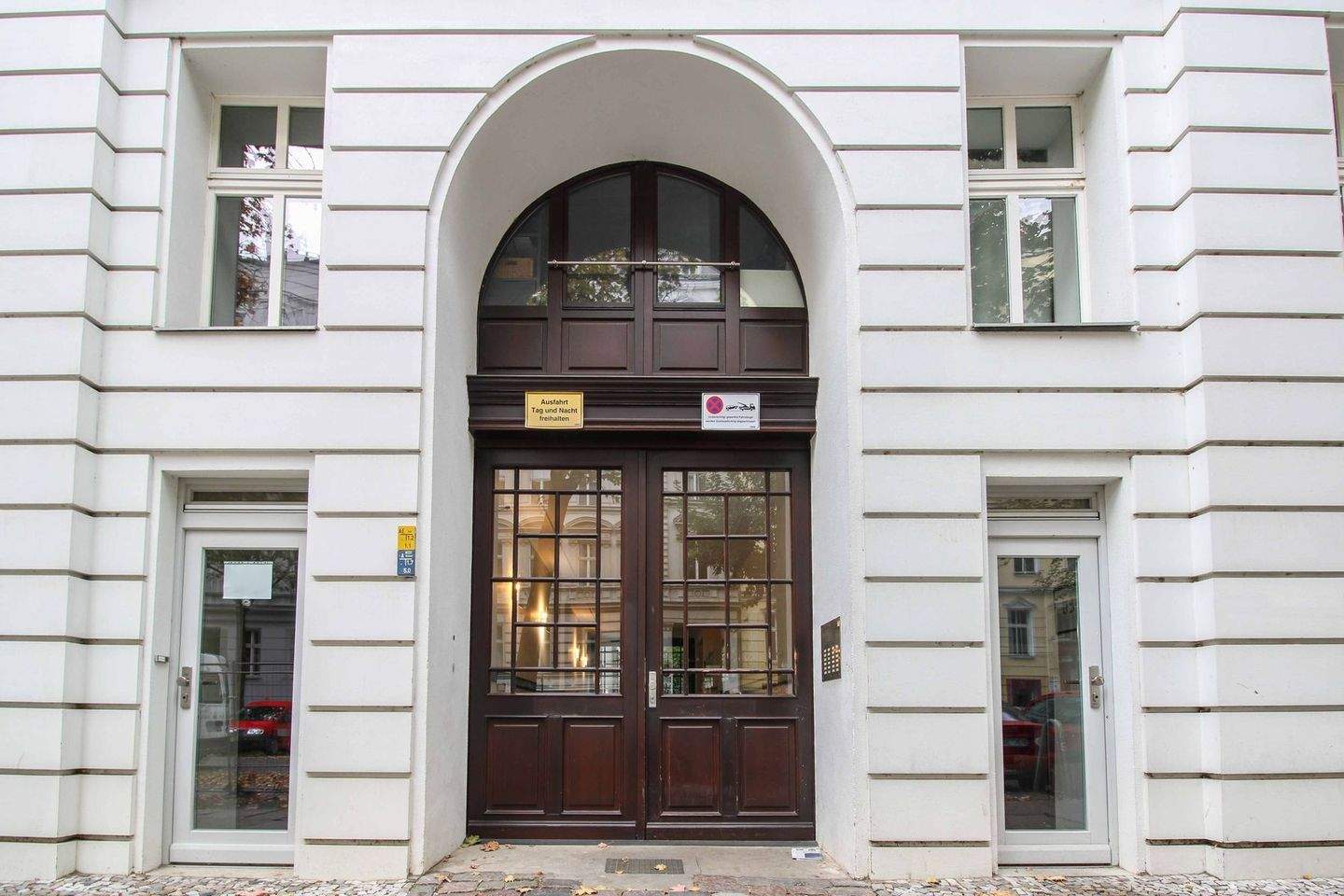 Thumbnail-2 Zimmer mit Option auf mehr! Stilvolle Altbauwohnung mit großem Balkon trifft neue Ideen