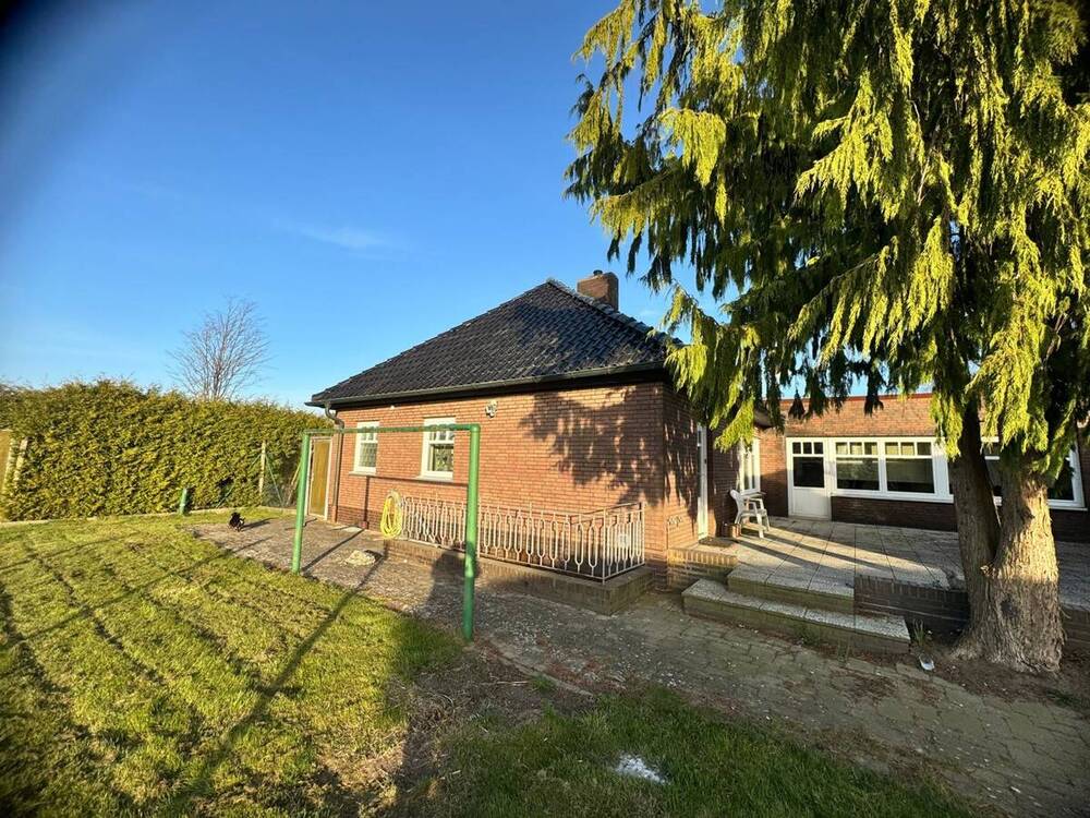 Thumbnail-Einfamilienhaus mit Einl.-Wohnung, Lager u. Garagen auf 2.100 m² Eigenland in Lübeck-Niederbüssau