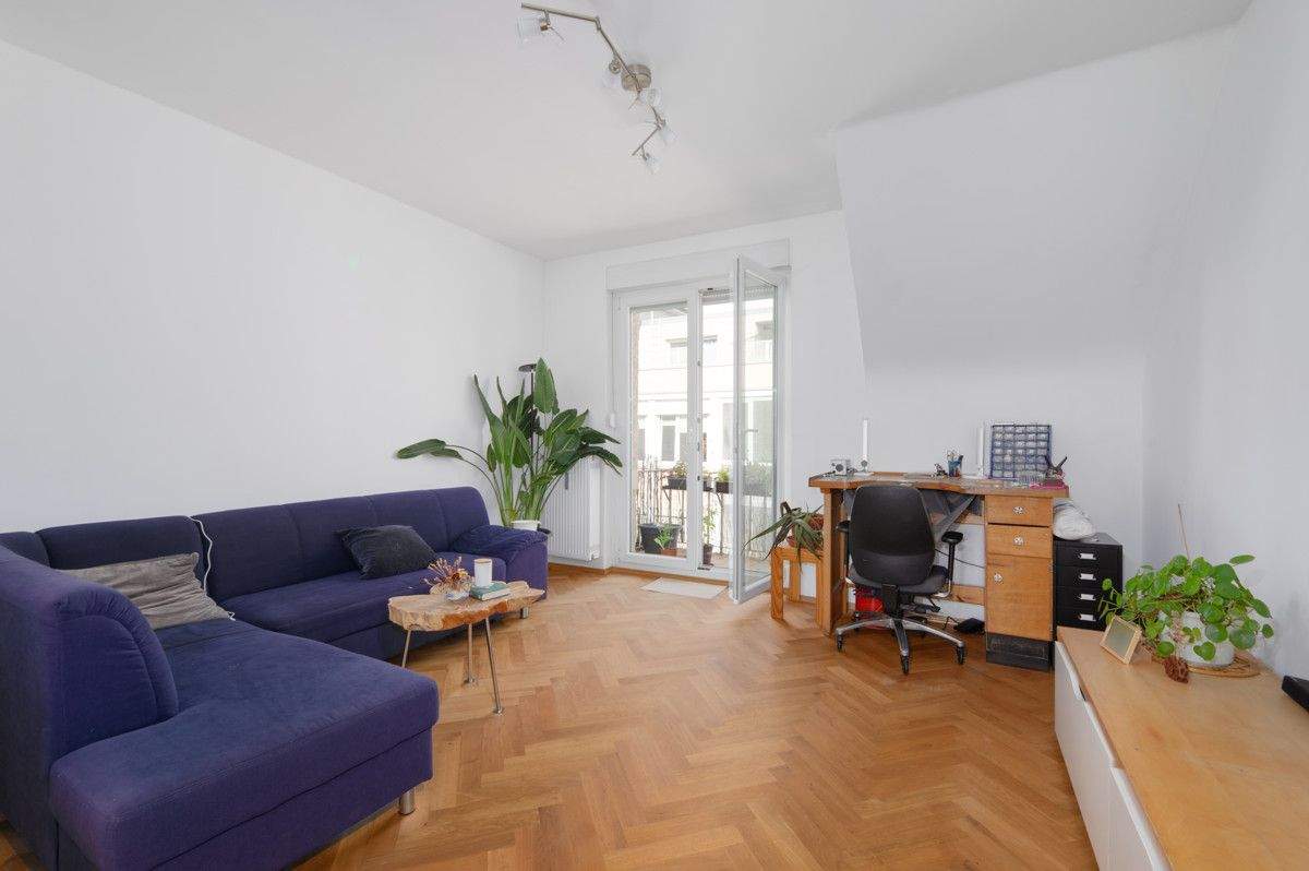 Thumbnail-Stilvolle 2,5-Zimmer-Altbauwohnung mit hochwertiger Ausstattung und Ausbaureserve im DG!