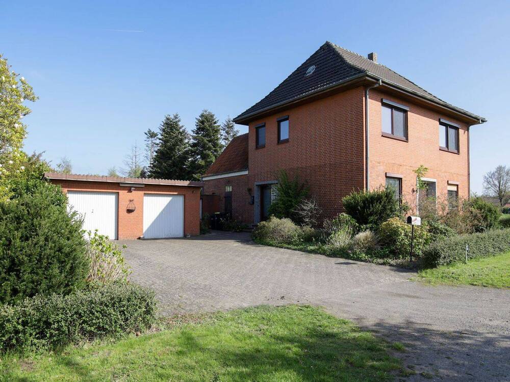 Thumbnail-Ein-Zweifamilienhaus in nahezu Alleinlage mit großem Grundstück in Syke-Barrien