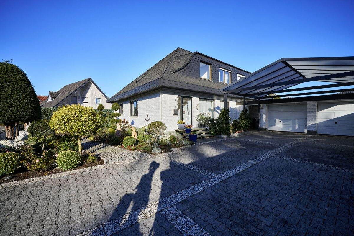 Thumbnail-Gepflegtes Einfamilienhaus mit großem Garten und zwei Garagen in Hörste