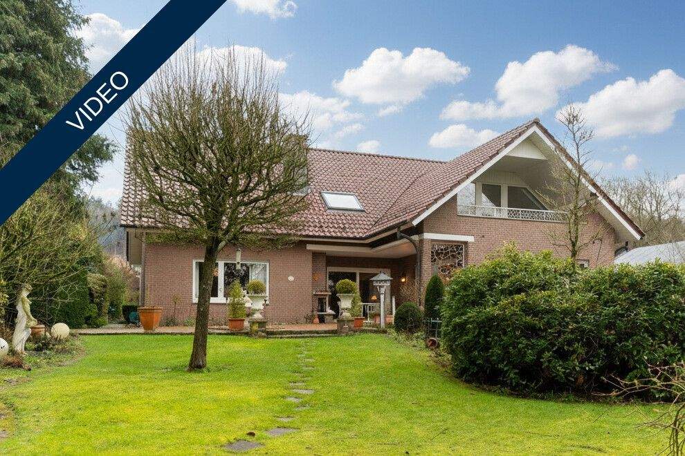 Thumbnail-Großzügiges Einfamilienhaus mit stilvollem Interieur - Eigentumsgrundstück