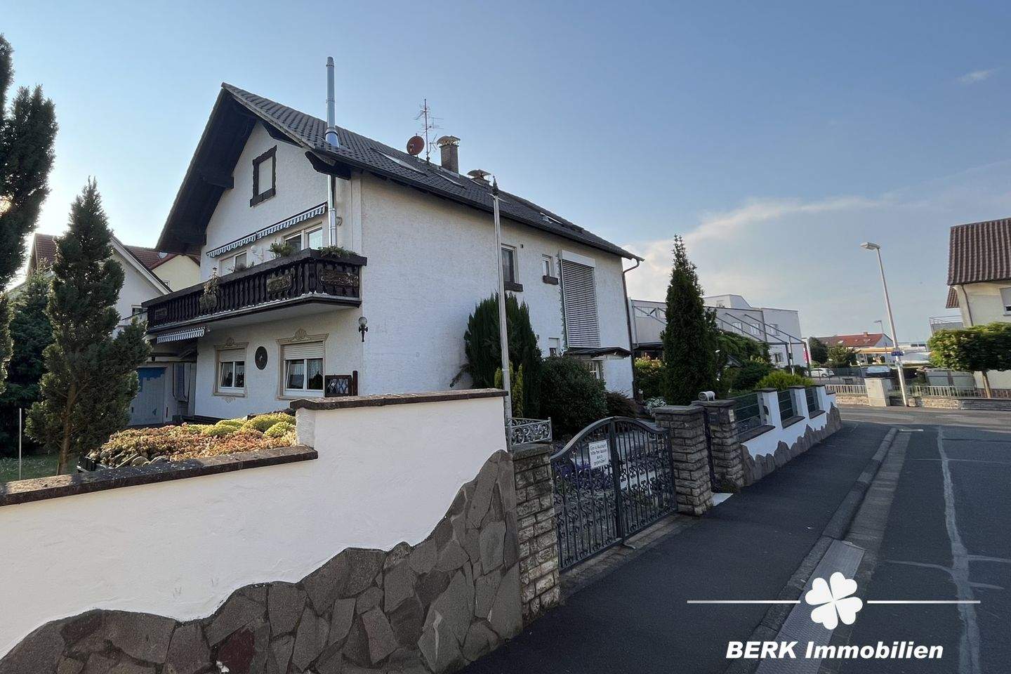 Thumbnail-BERK Immobilien - Erstbezug nach Renovierung - 4,5 Zi.Whg. mit großem Balkon