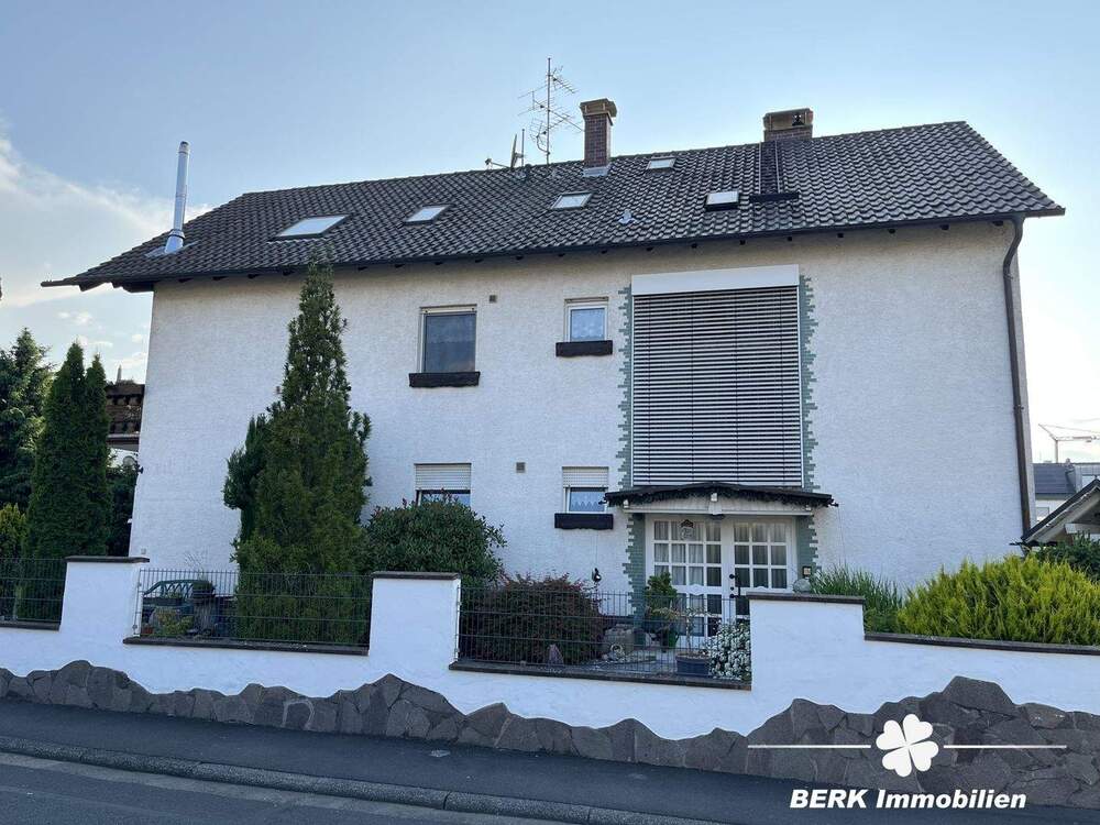 Thumbnail-BERK Immobilien - Renovierte 3- Zi.- Wohnung im DG eines ruhigen 3-Parteienhauses