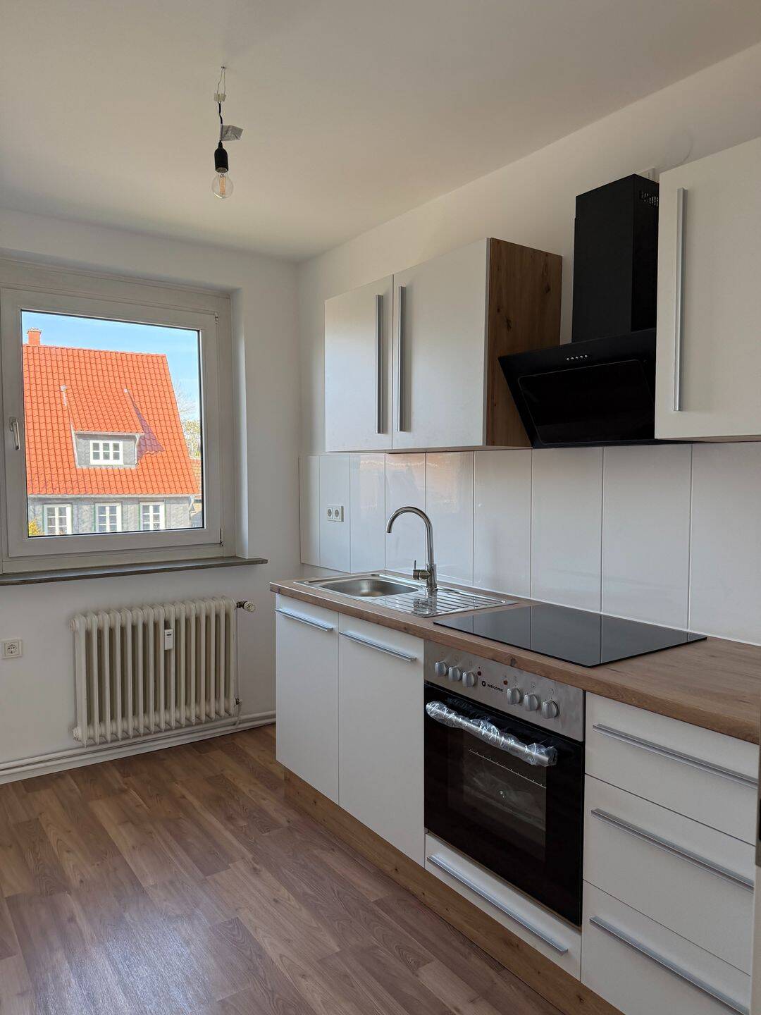 Thumbnail-Renovierte, großzügige 4-Zimmer-Wohnung mit Einbauküche u. Balkon