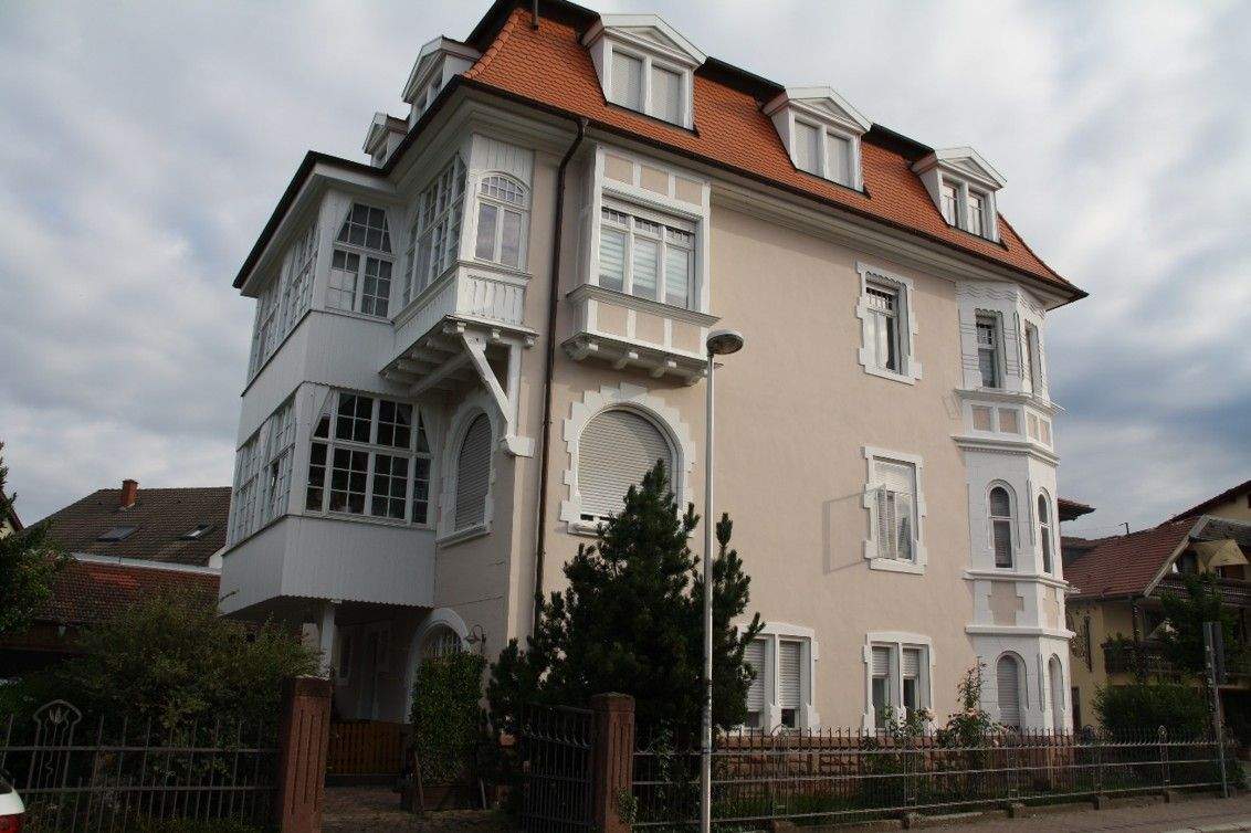 Thumbnail-Stilvoll wohnen im Herzen von Oberkirch: Großzügige, helle 4-Zimmer-Wohnung (Gründerzeithaus) mit Wintergarten und kleinem Balkon