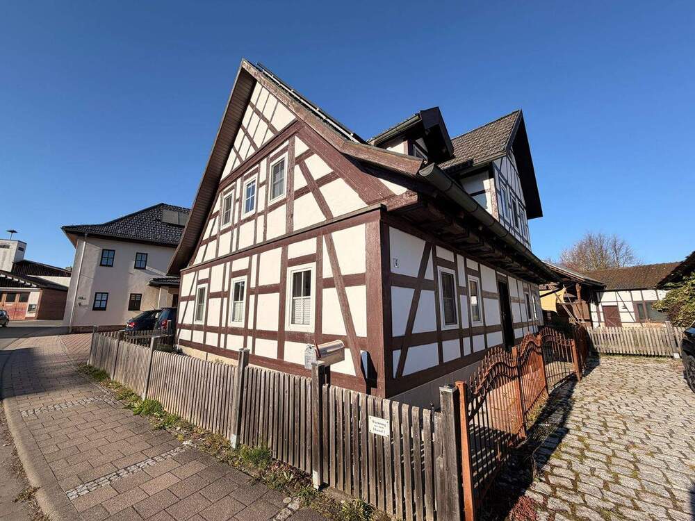 Thumbnail-Individuelles Einfamilienhaus mit Nebengebäude in Weitramsdorf
