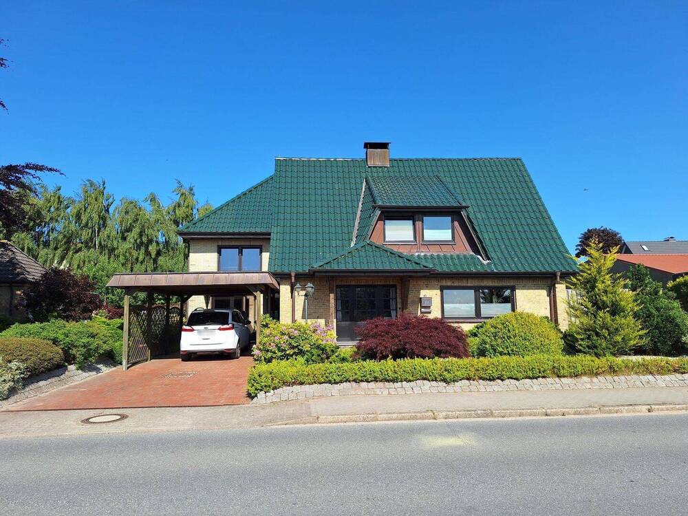 Schmuckes Einfamilienhaus mit Carport