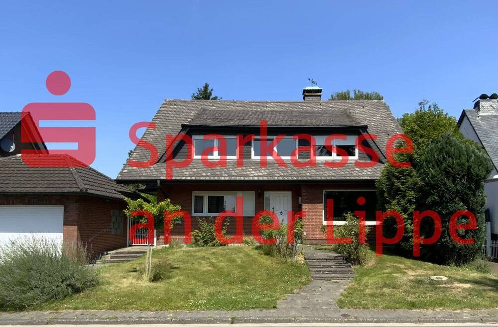 Frontansicht mit Eingang zur EG-Wohnung