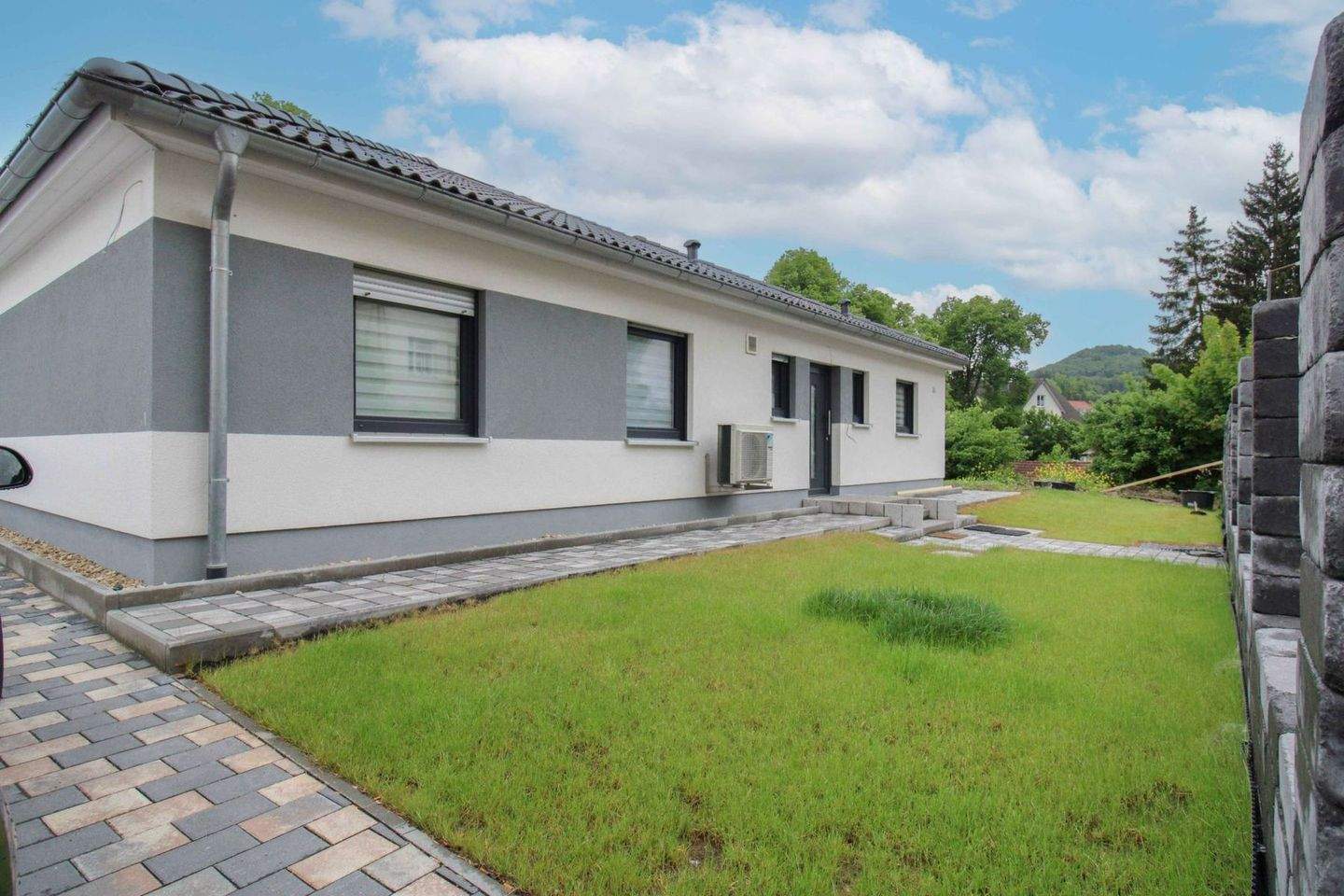 Thumbnail-Wohnen auf einer Fläche: Gepflegter Bungalow mit Garten, Terrasse und Doppelgarage