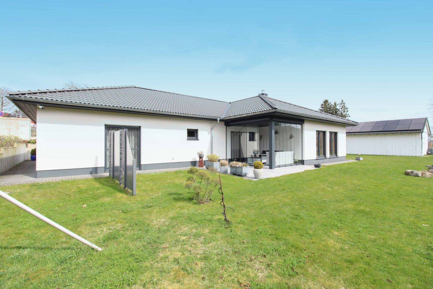 Thumbnail-Exklusiver Design-Bungalow mit Wintergarten, Smart Home und 1.269 m² Grundstück