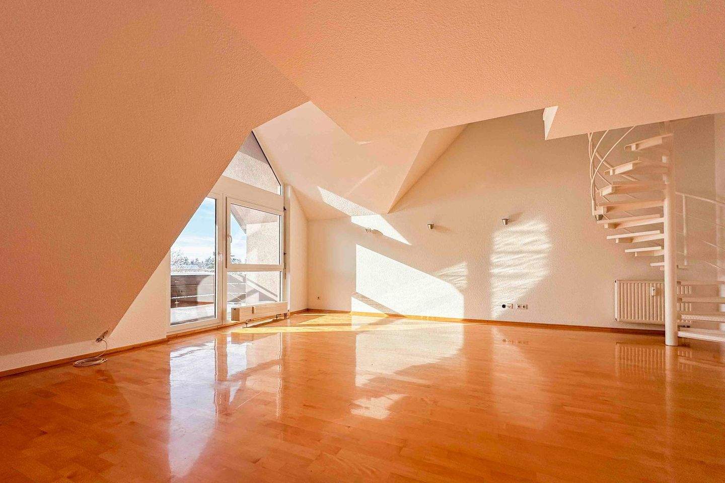 Thumbnail-Helles Wohnerlebnis auf zwei Ebenen - leerstehende 2-Zimmer-Maisonette mit Loggia und Stellplatz