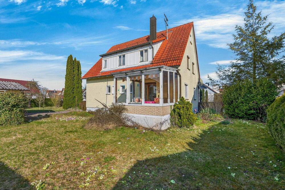 Thumbnail-Großzügiges Ein-Zweifamilienhaus mit Gartenidylle - viel Platz, viel Potenzial in Weidenstetten
