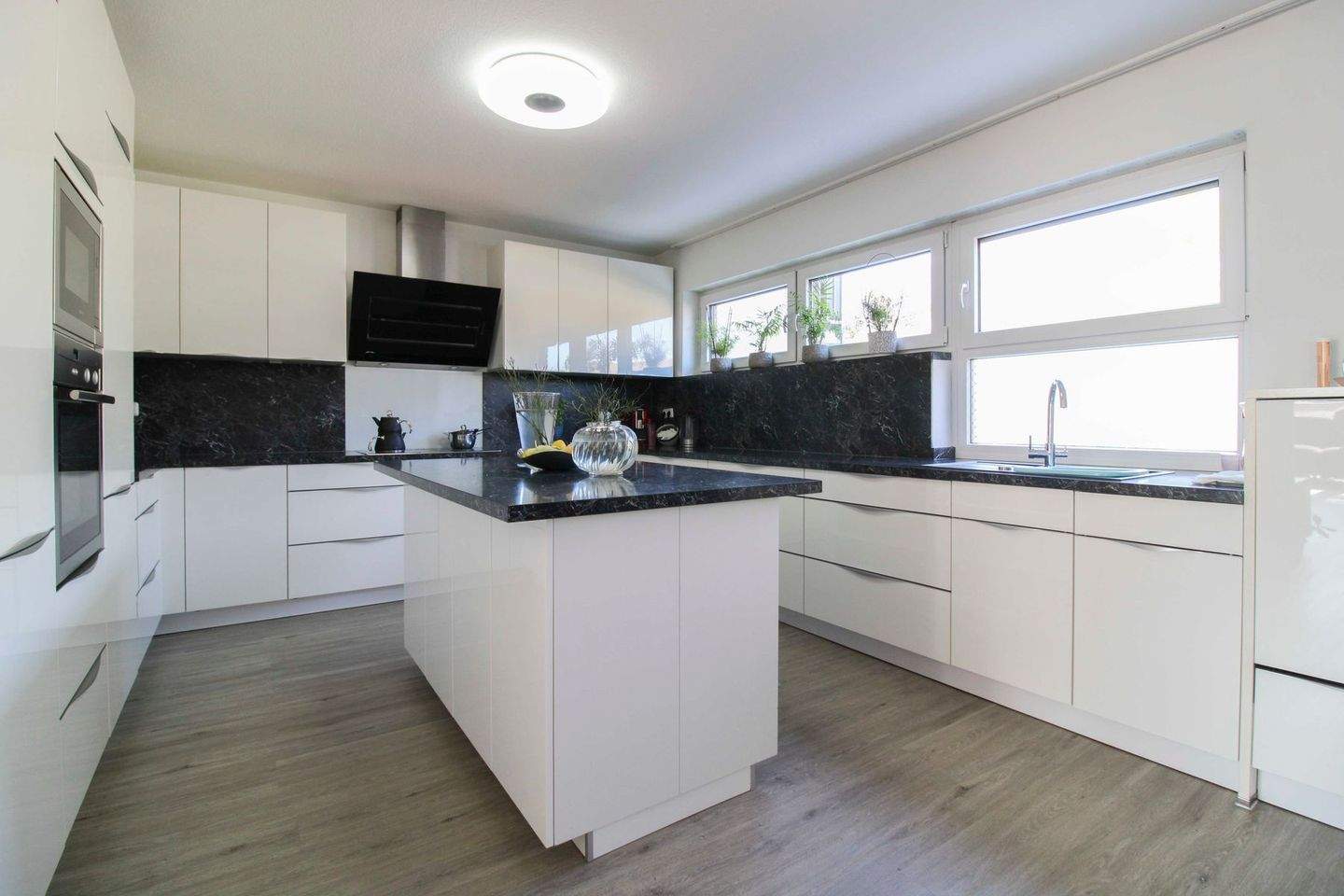 Thumbnail-Top modernisiertes Reihenhaus mit Traumküche, Einliegerwohnung und Garage in Köln-Widdersdorf