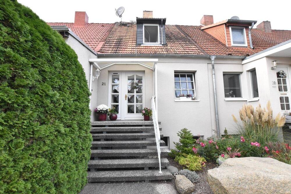 Thumbnail-Reihenhaus in 19061 Schwerin mit Werkstattgebäude, Teich, Terrasse