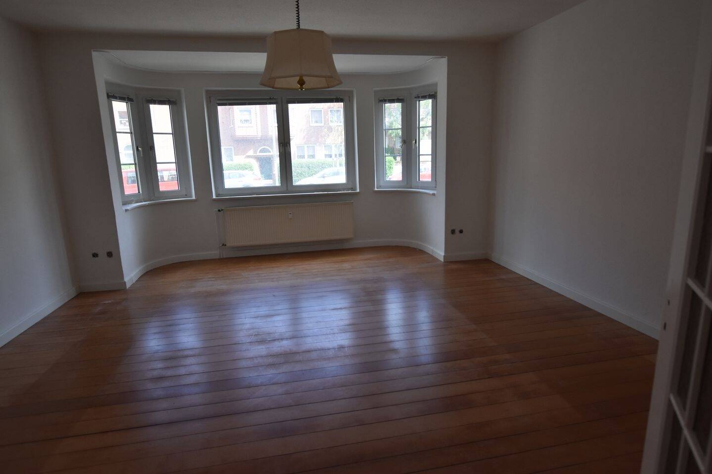 Thumbnail-Großzügige 4-Zimmerwohnung mit Wintergarten - Renovierung 2023