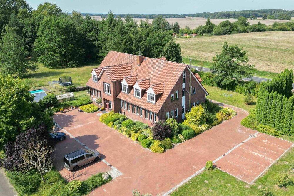 Thumbnail-MFH mit 4 WE und 1 GE sowie Top-Potenzial in Feldrandlage zur flexiblen Nutzung