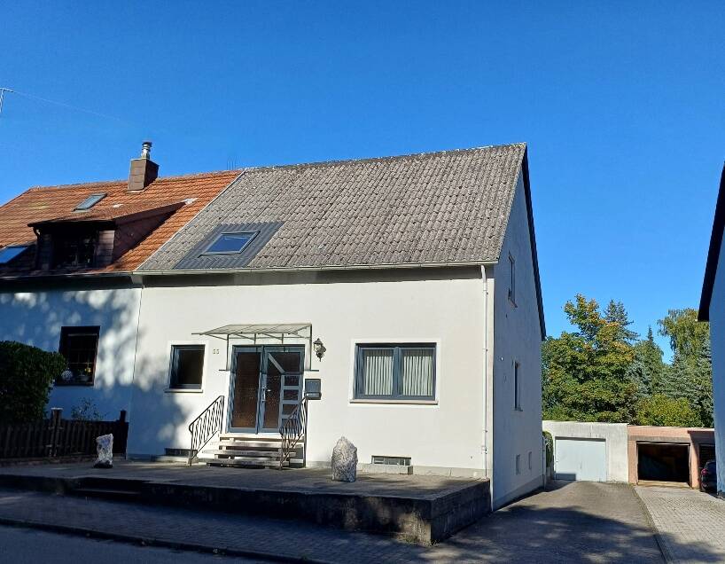 Ansicht mit Einfahrt, Stellplätzen und Garage
